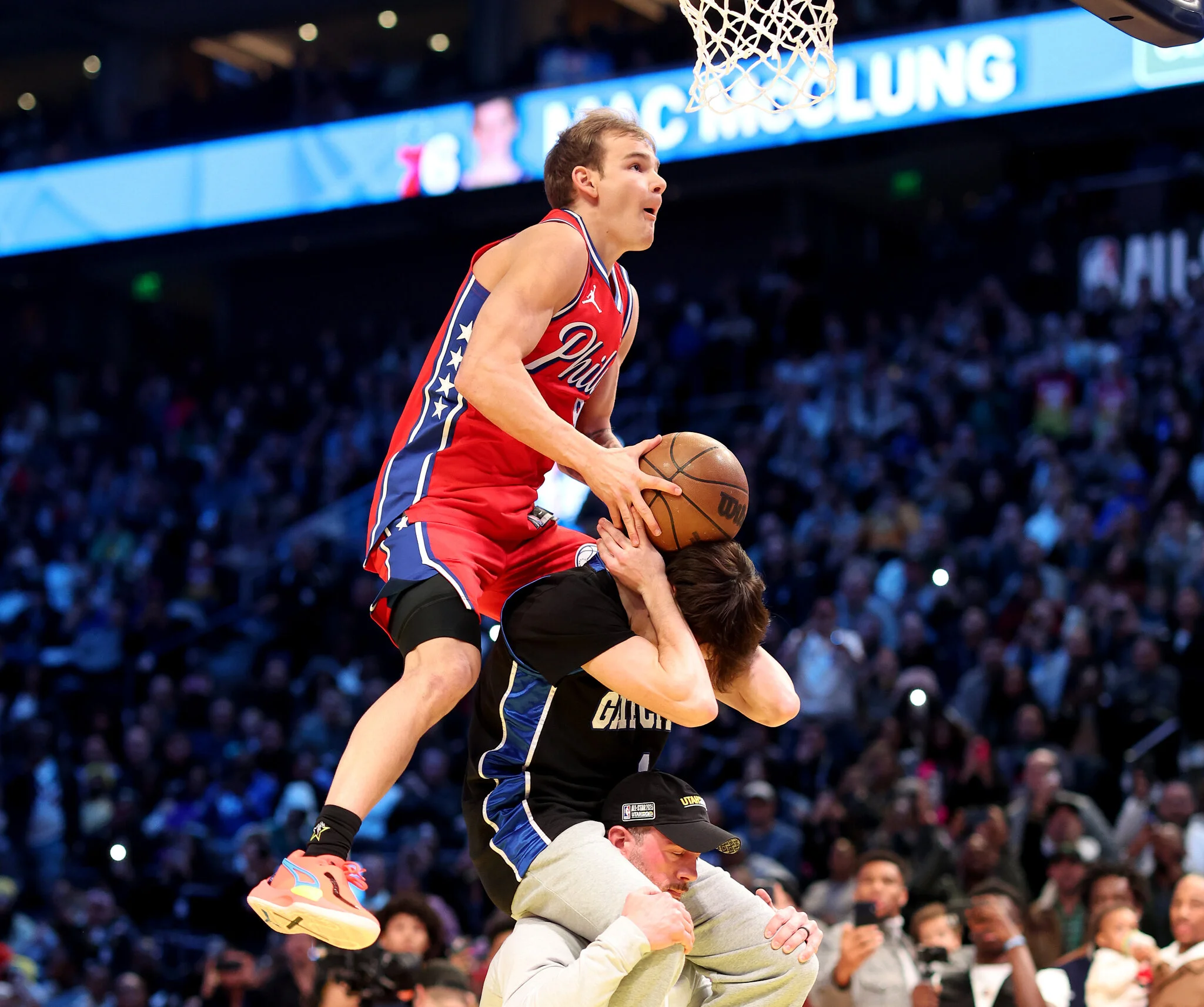 NBA球员精彩扣篮瞬间